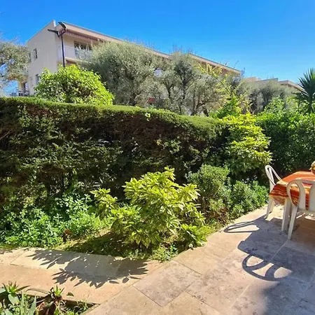 Appartement Casalionelantibes Large With Ac, King-size Bed, Garden And Parking *