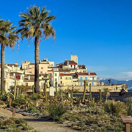 Casalionelantibes Large With Ac, King-size Bed, Garden And Parking Apartmán